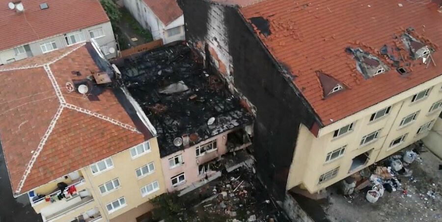 Kadıköy’de 3 kişinin öldüğü binadaki hasar gün ağarınca ortaya çıktı Kadıköy’de 3 kişinin öldüğü binadaki hasar gün ağarınca ortaya çıktı