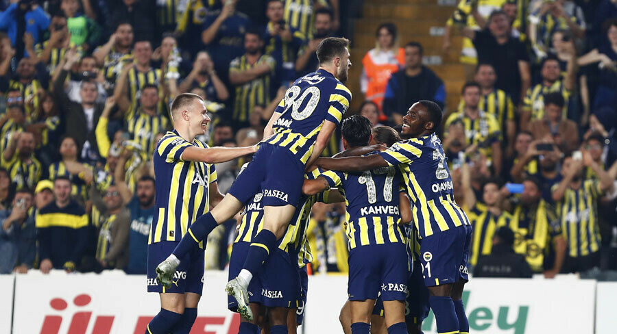 Fenerbahçe evinde Karagümrük'ten 4 gol yedi, galibiyete 5 golle ulaştı! Batshuayi'den üçlük... Fenerbahçe evinde Karagümrük'ten 4 gol yedi, galibiyete 5 golle ulaştı! Batshuayi'den üçlük...