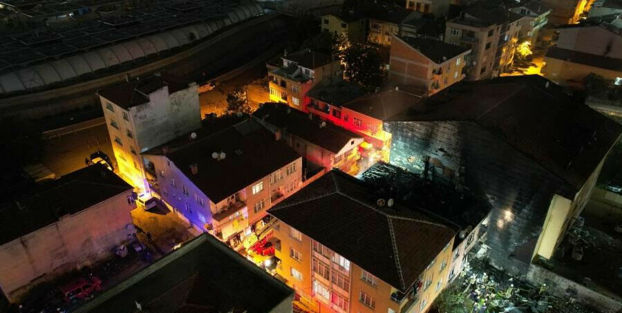 Kadıköy’de 3 kişinin öldüğü binadaki hasar gün ağarınca ortaya çıktı Kadıköy’de 3 kişinin öldüğü binadaki hasar gün ağarınca ortaya çıktı